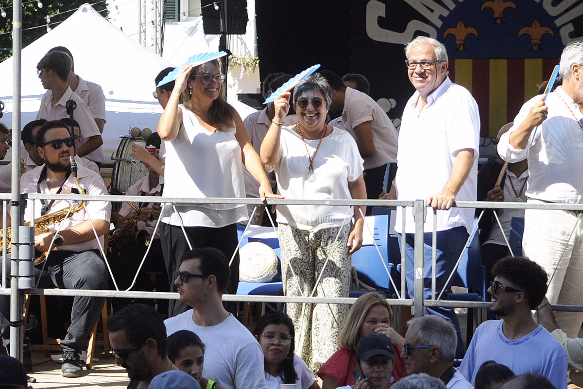 (Fotos) Calor y abanicos en Sant Lluís