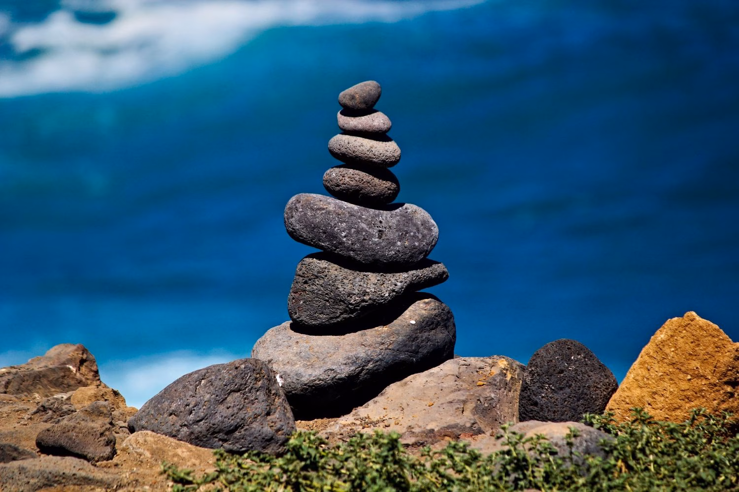 ¿Por qué no hay que hacer montoncitos de piedras en playas y montañas?