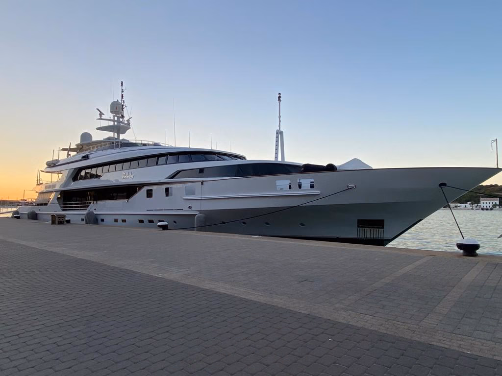 Lujo árabe en el puerto de Maó