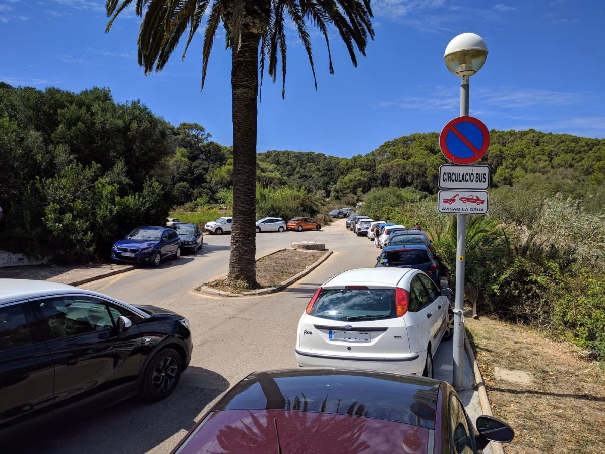 (Fotos) ASTRAME denuncia el colapso del tráfico en Cala Galdana