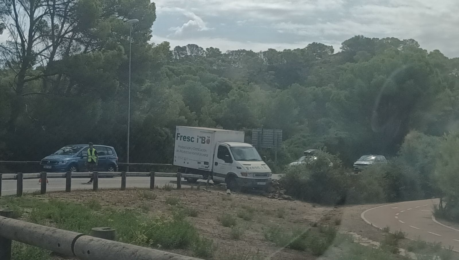(Foto) Susto en la rotonda de acceso a Fornells