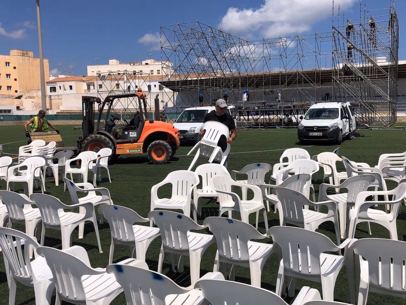 (Foto) Todo a punto para la gran noche de Serrat