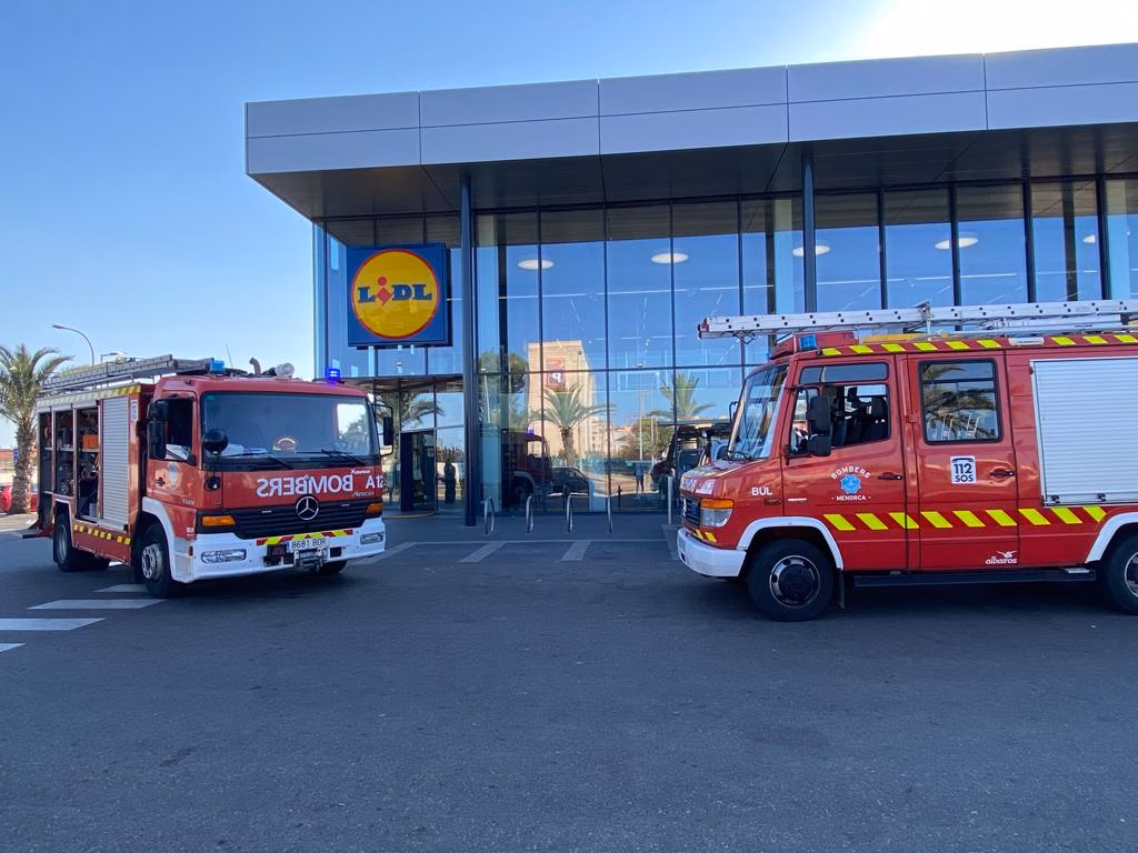 (Fotos) El humo obliga a desalojar el Lidl de Maó