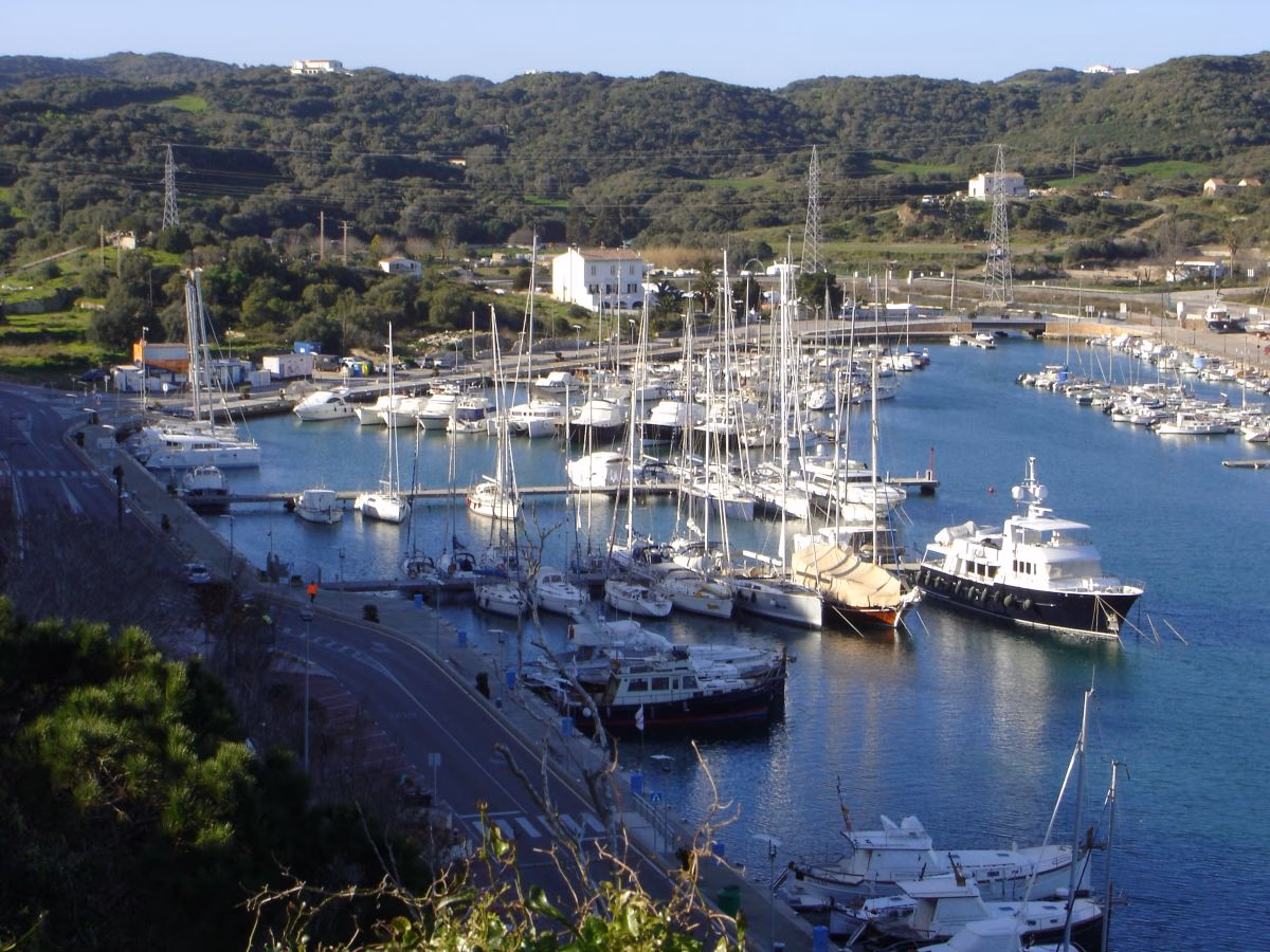 Asmen pide a la APB que adjudique los amarres vacíos del puerto de Maó