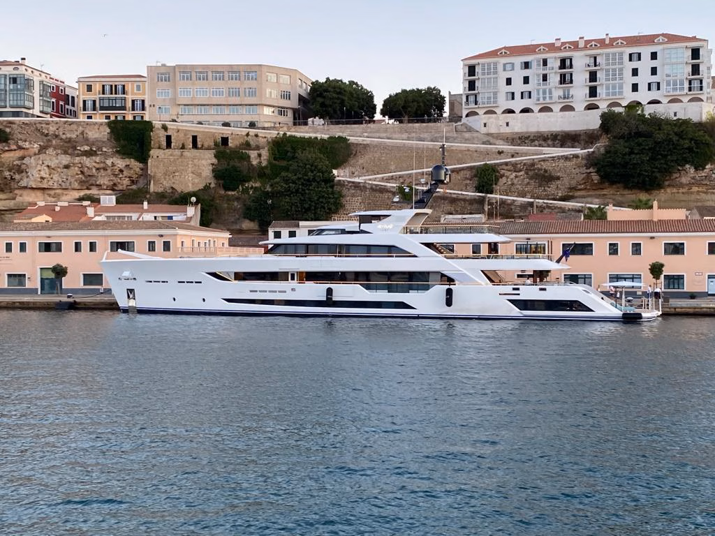 (Foto) Lujo qatarí en el puerto de Maó