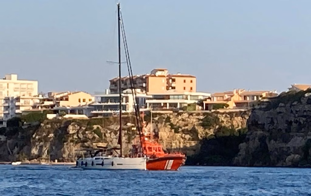 Una embarcación hundida y otra rescatada en Menorca