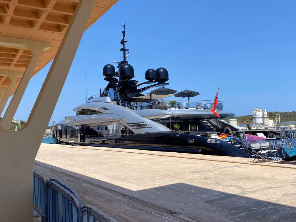 (Fotos) El lujoso yate ‘Okto’ llega a Maó