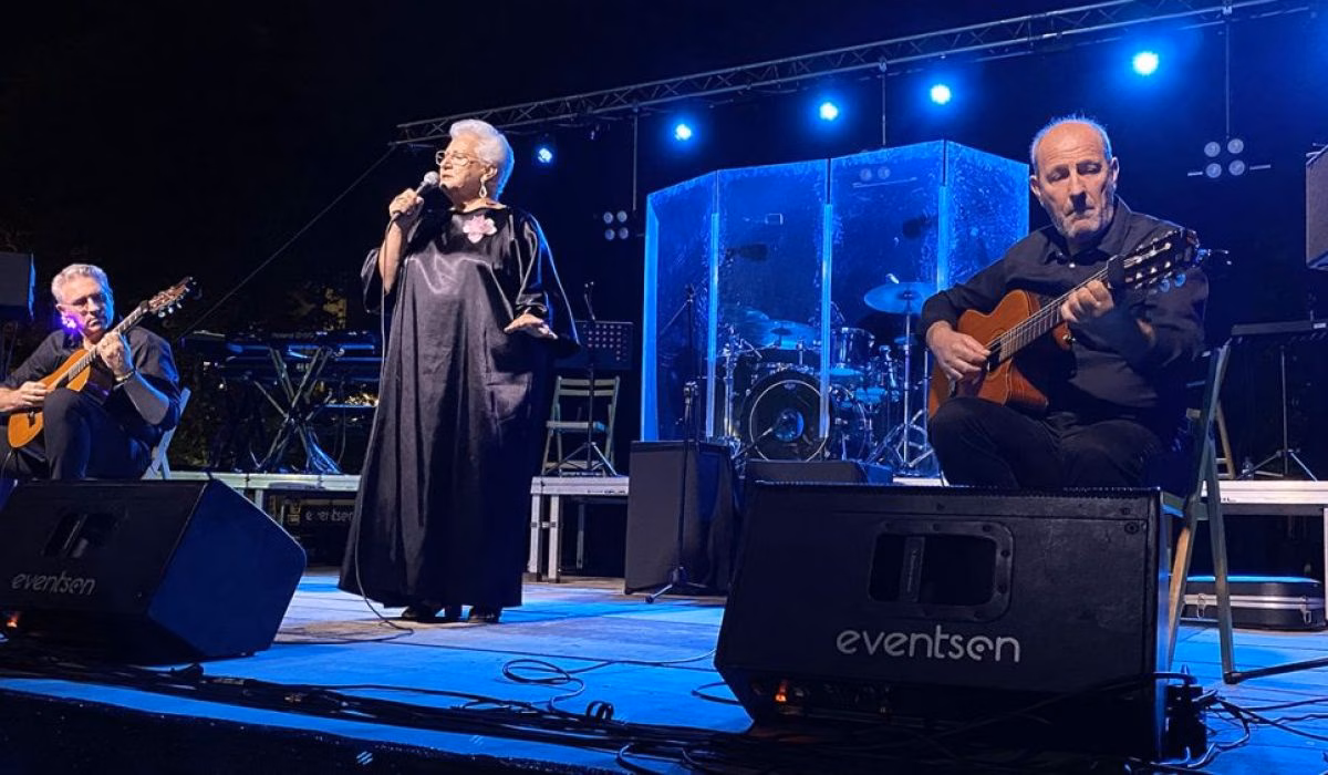 Joana Pons i ses guitarras presentan nuevo disco en el Principal de Maó
