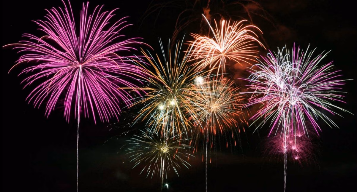 El viento obliga a avanzar los fuegos artificiales en Es Castell