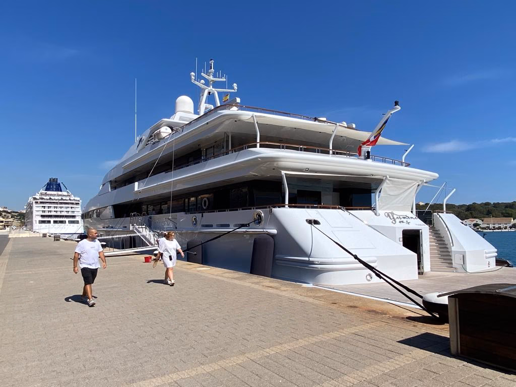 (Fotos) En Maó el megayate 'Yasmine of the sea': se alquila por 500.000 dólares semanales