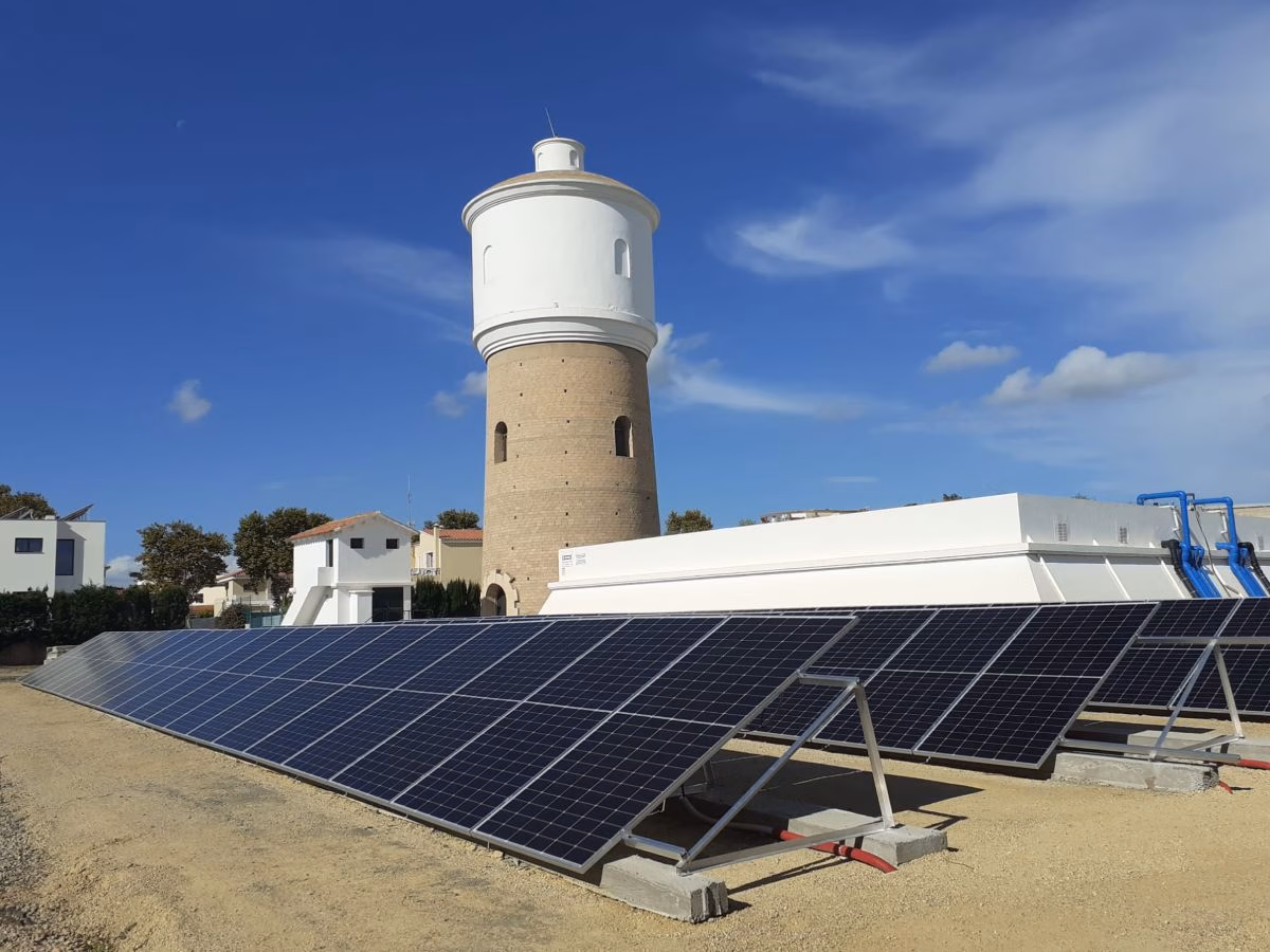 Hidrobal instala puntos de recarga de sus vehículos eléctricos en el depósito de agua de Maó