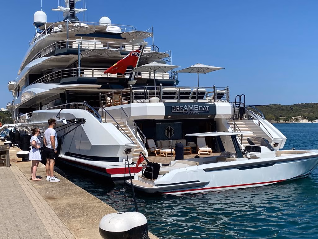 (Fotos) El puerto de Maó acoge un megayate de 90 metros que cuesta 180 millones de dólares