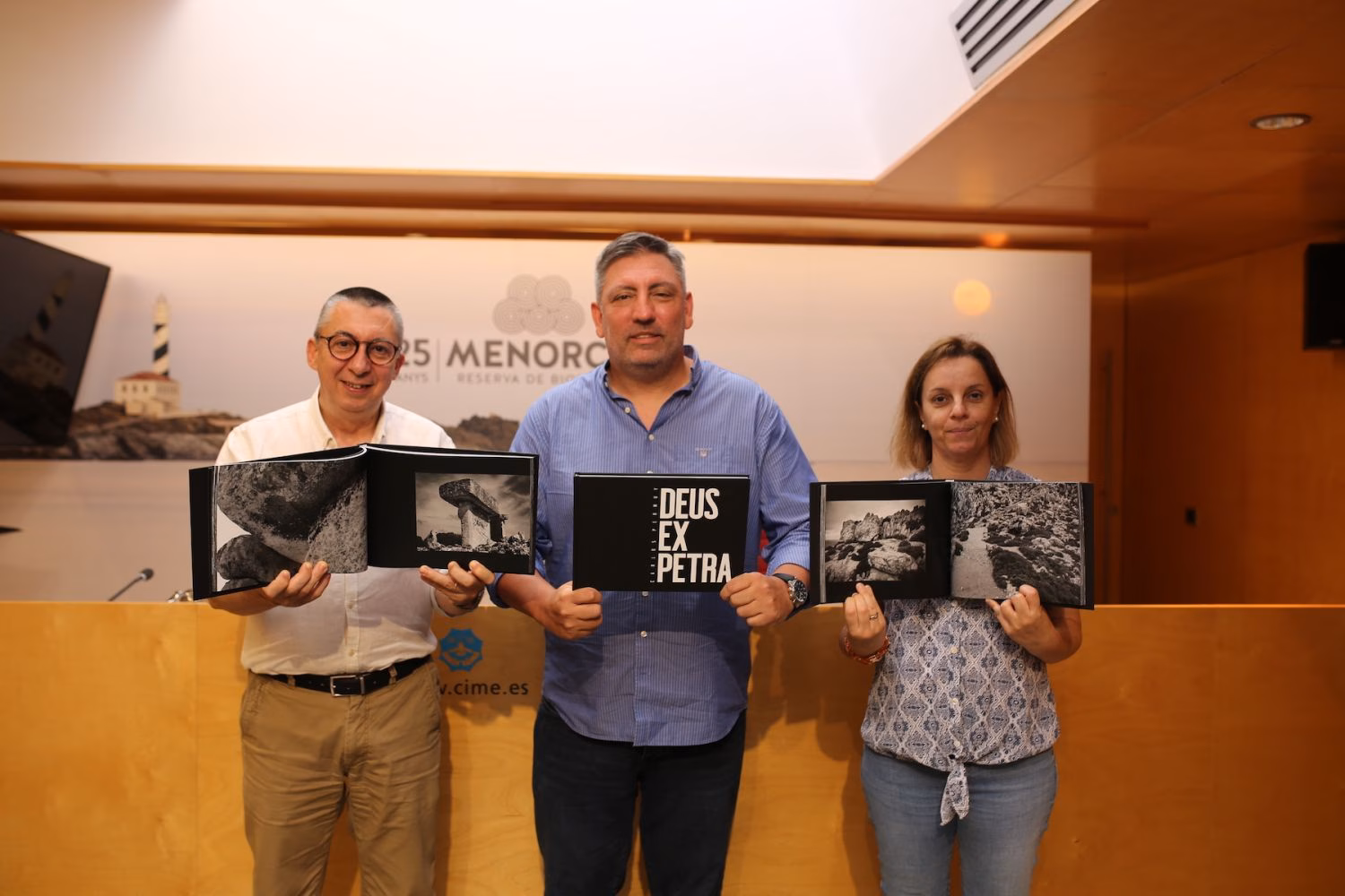 Menorca Talayótica presenta un libro con 102 imágenes de monumentos