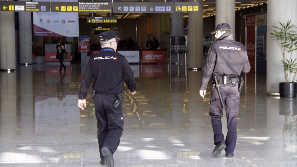 Ciudadanos pide al Consell que presione por la falta de policías en el aeropuerto de Menorca