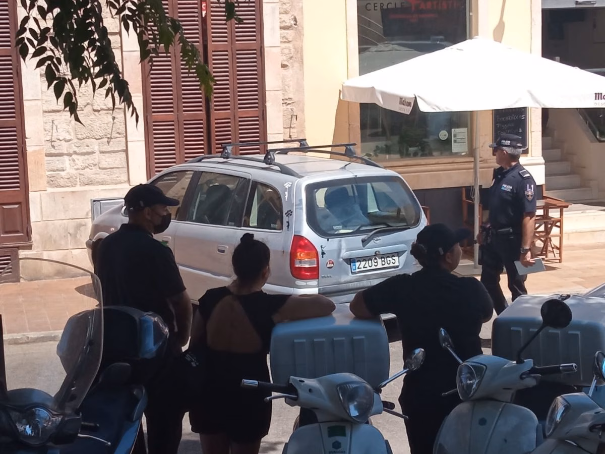 El choque contra una pared de un coche sin conductor causa estupor en Ciutadella
