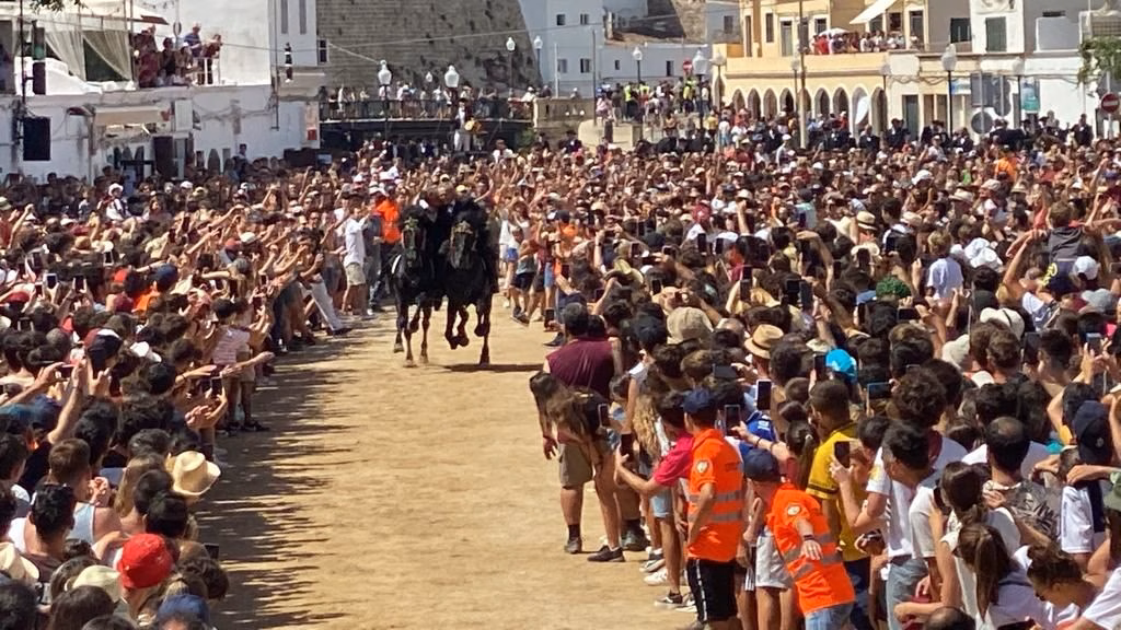 La mujer embestida por un caballo en Ciutadella está en estado crítico