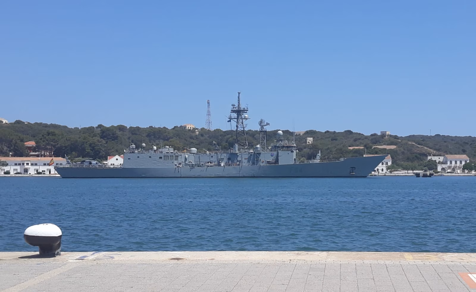 La fragata ‘Reina Sofía’ recala en el puerto de Maó