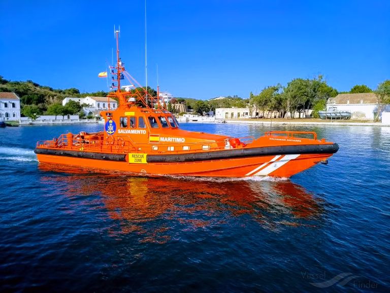 Rescatan una motora en la costa de Sant Lluís