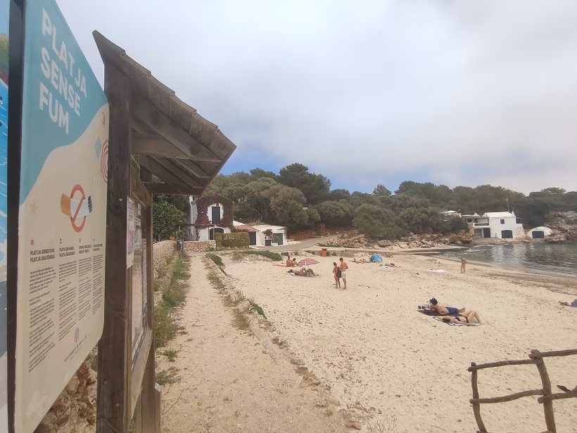 Sant Lluís declara todas sus playas "libres de humo"