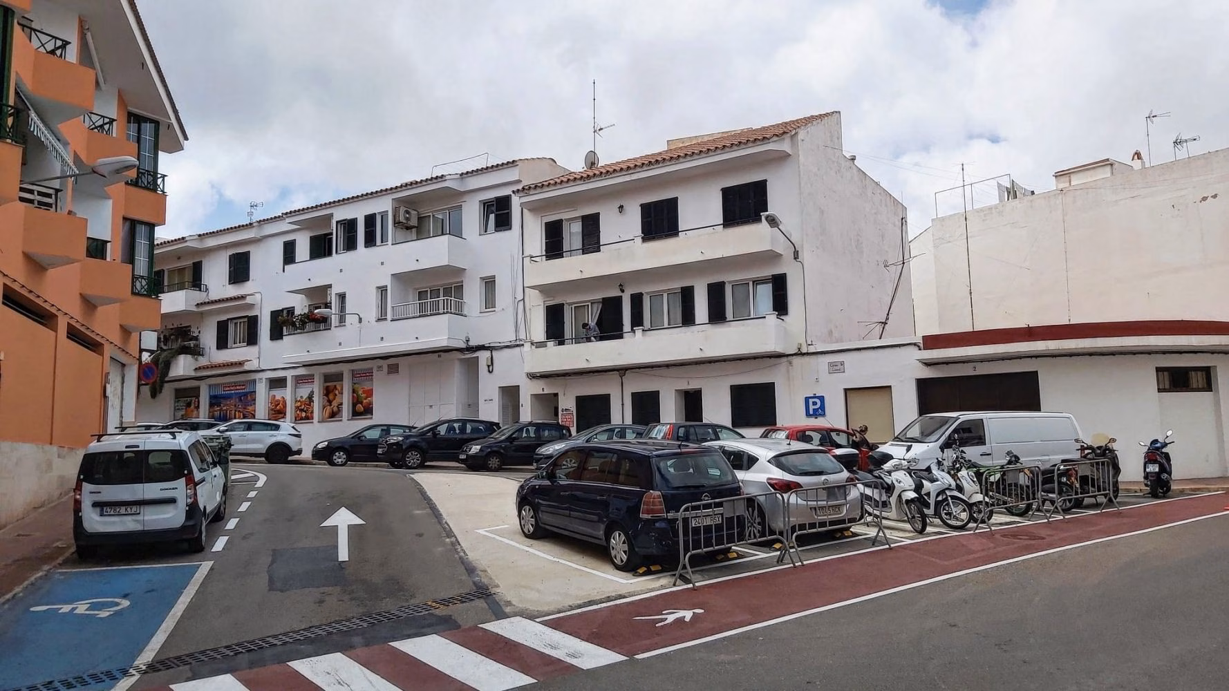 Es Castell gana 20 aparcamientos más en la calle Llevant