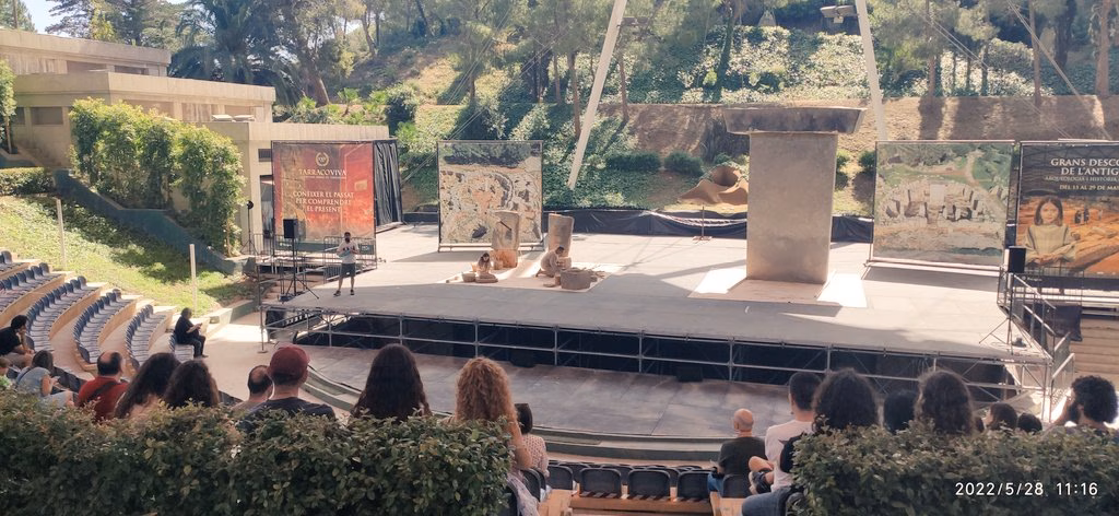 Menorca luce en Tarragona una réplica de una taula de 5 metros de altura