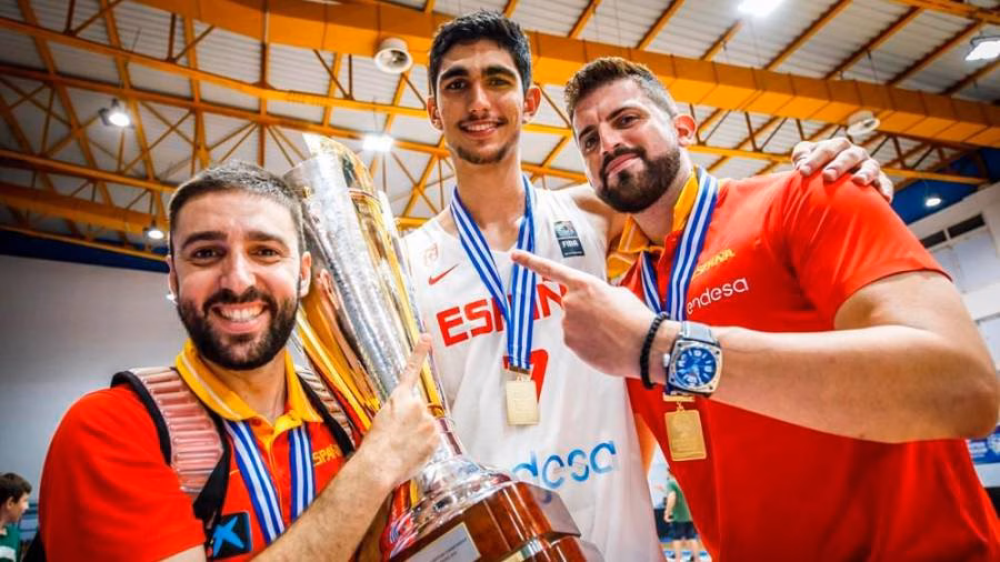 España reclama a Javier Zamora para la Copa del Mundo