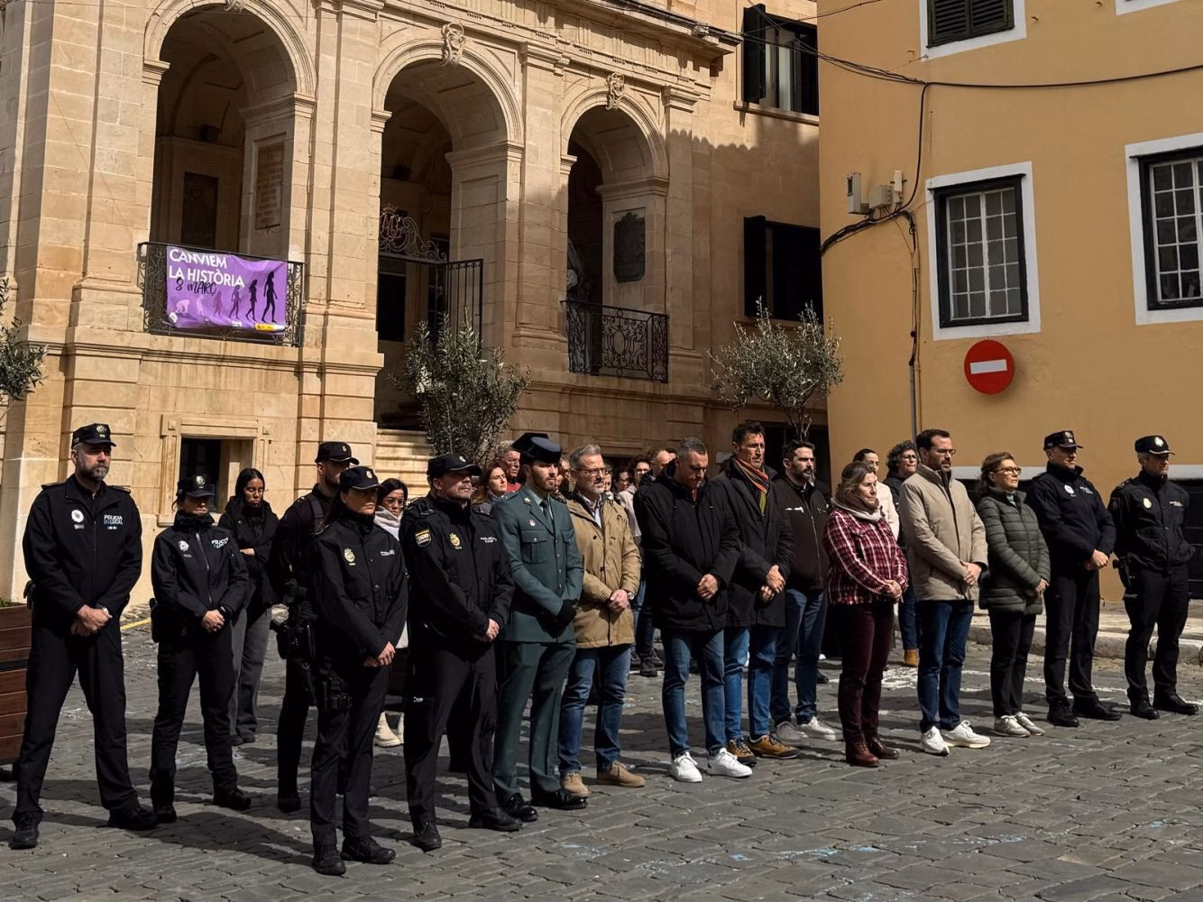 (La foto) Maó se suma al minuto de silencio en memoria de las víctimas del terrorismo