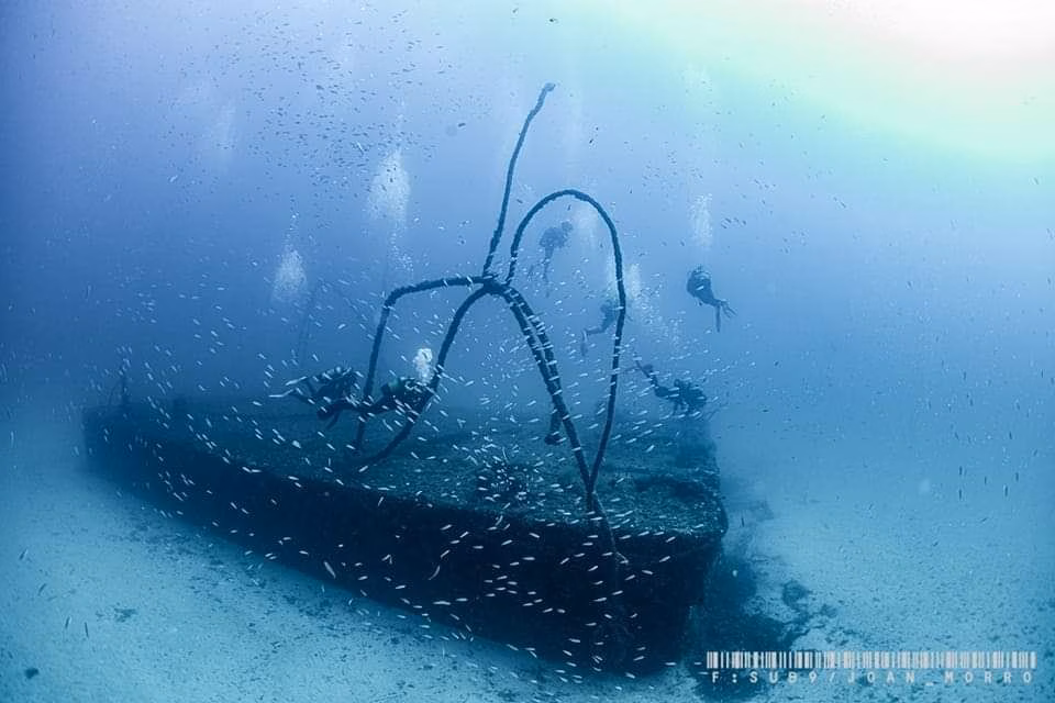 Inmersión a una plataforma de metal abandonada en la bahía de Ciutadella