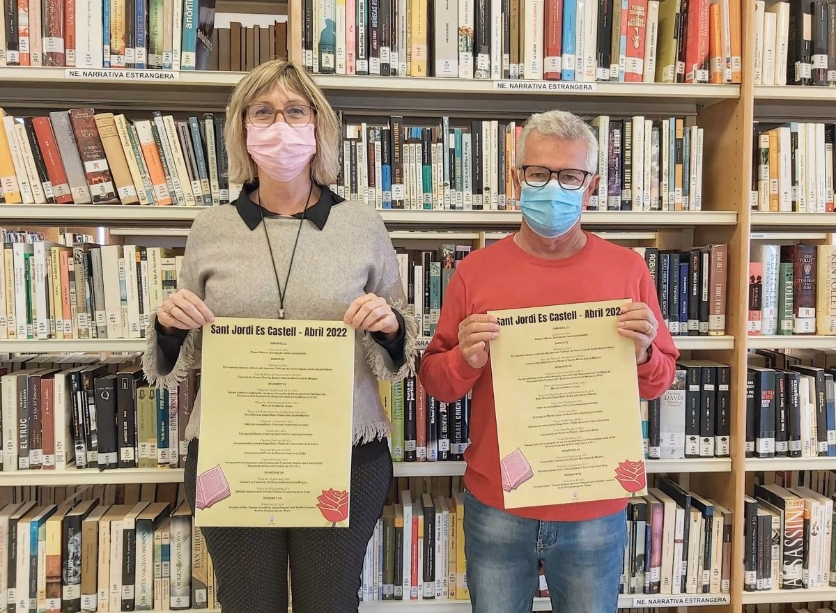Mercado de libros y rosas para celebrar Sant Jordi en Es Castell