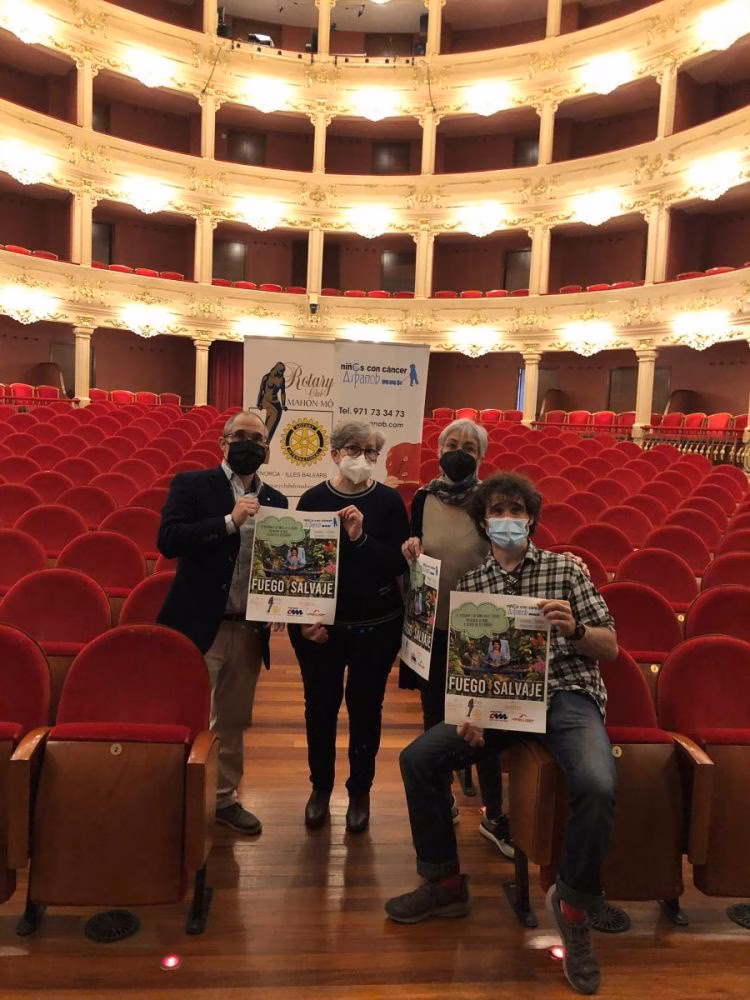 El actor y acróbata Wilbur presenta 'Fuego Salvaje' en el Teatro Principal de Maó