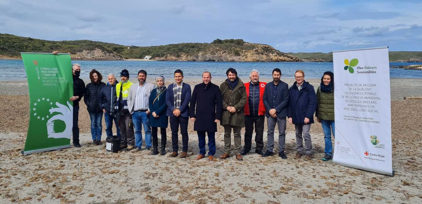 Retiran hasta 5 toneladas de residuos de 54 espacios del litoral de Menorca