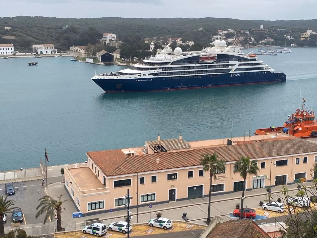 (La foto) El crucero 'Le Bougainville' atraca en el puerto de Maó