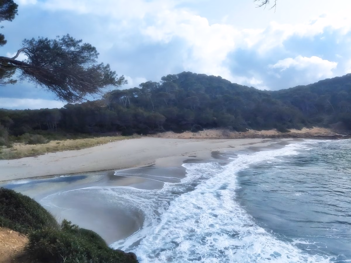 Alerta amarilla en Menorca por rachas de viento de 50 km/h y olas de tres metros