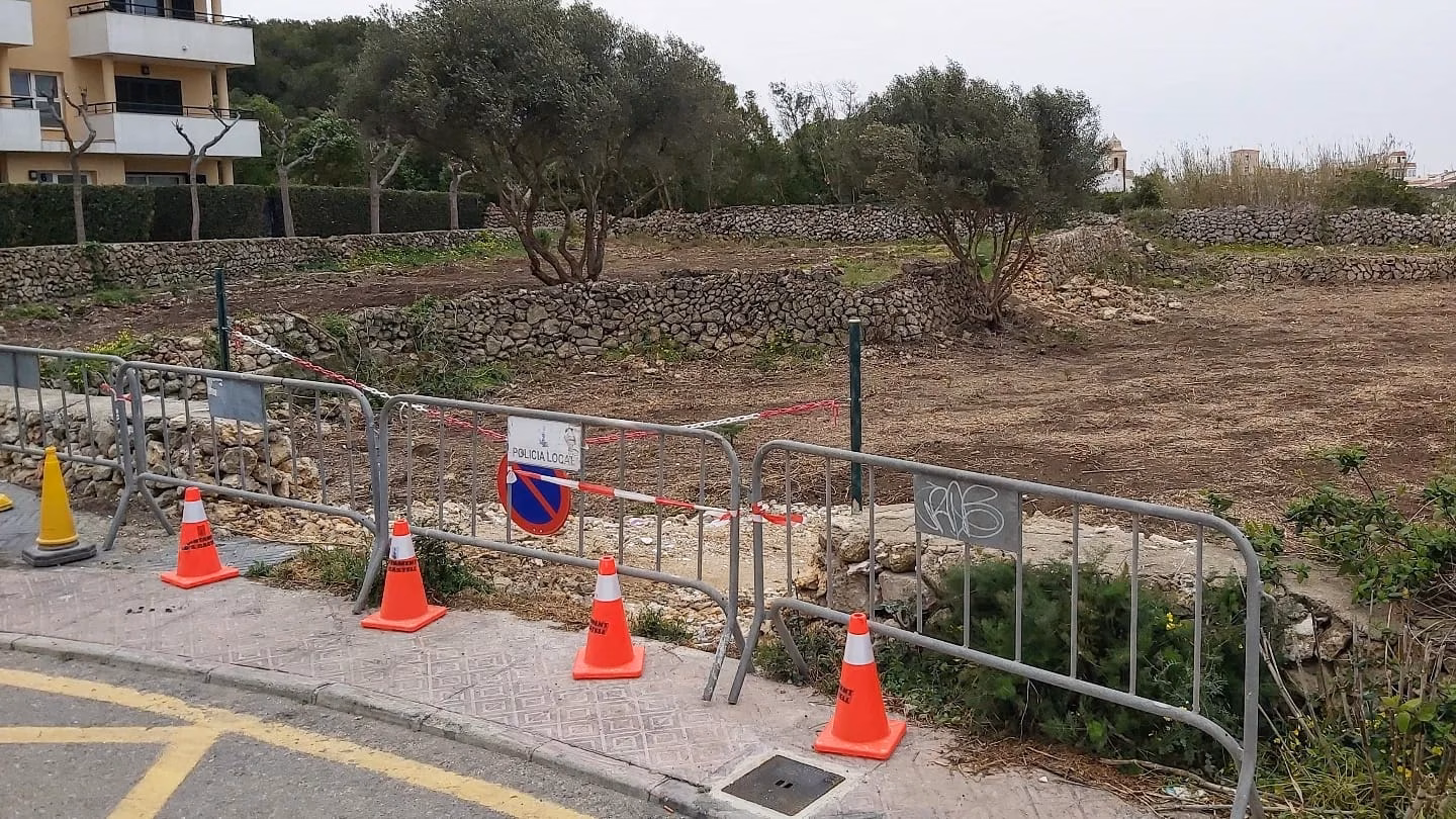 Es Castell convierte una parcela de la calle Pintor Vives en un parking