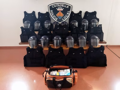 (La foto) La Policía Local de Ciutadella envía cascos y chalecos antibalas a Ucrania