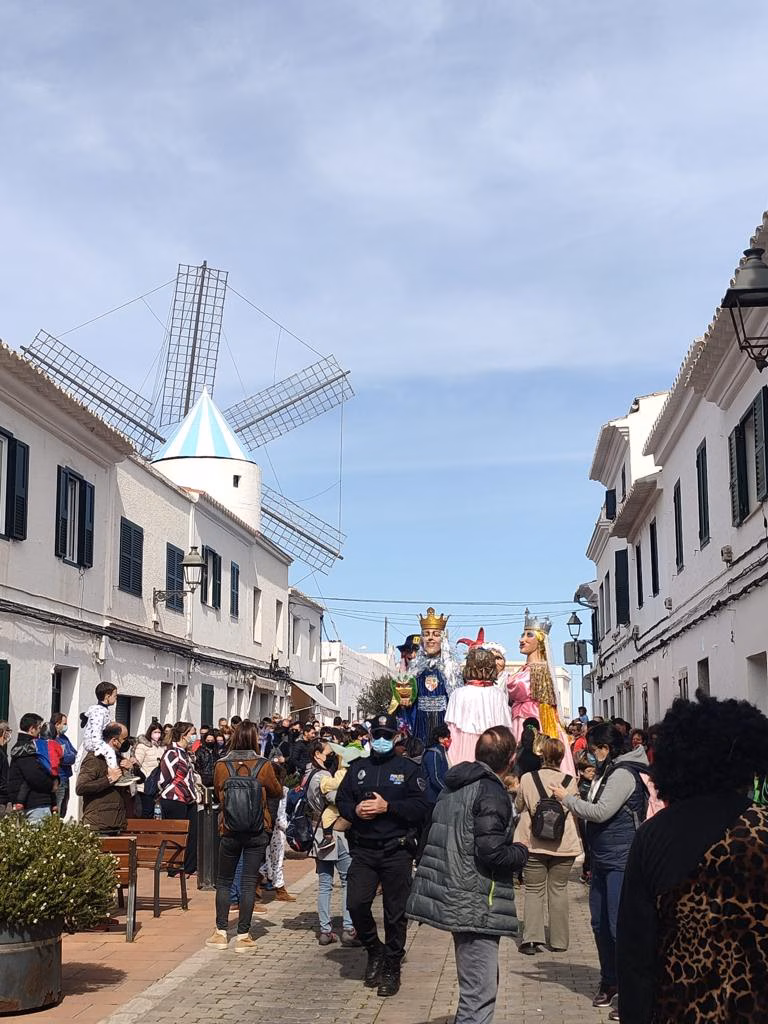 (Fotos) El Carnaval animó las calles de Sant Lluís
