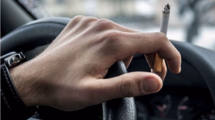 ¿Fumar cuando se conduce? De 200 a 15.000 euros de multa por arrojar colillas