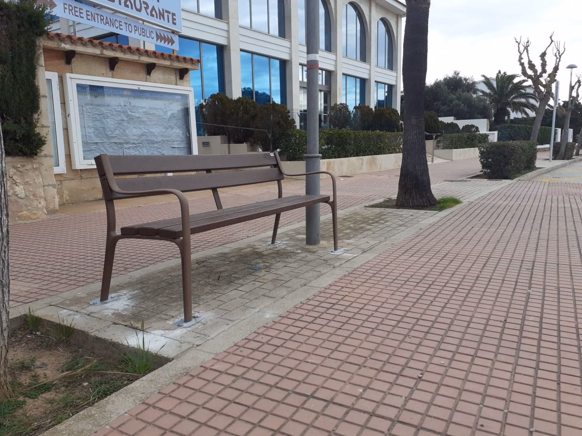 Ciutadella instala 41 nuevos bancos de plástico 100% reciclado