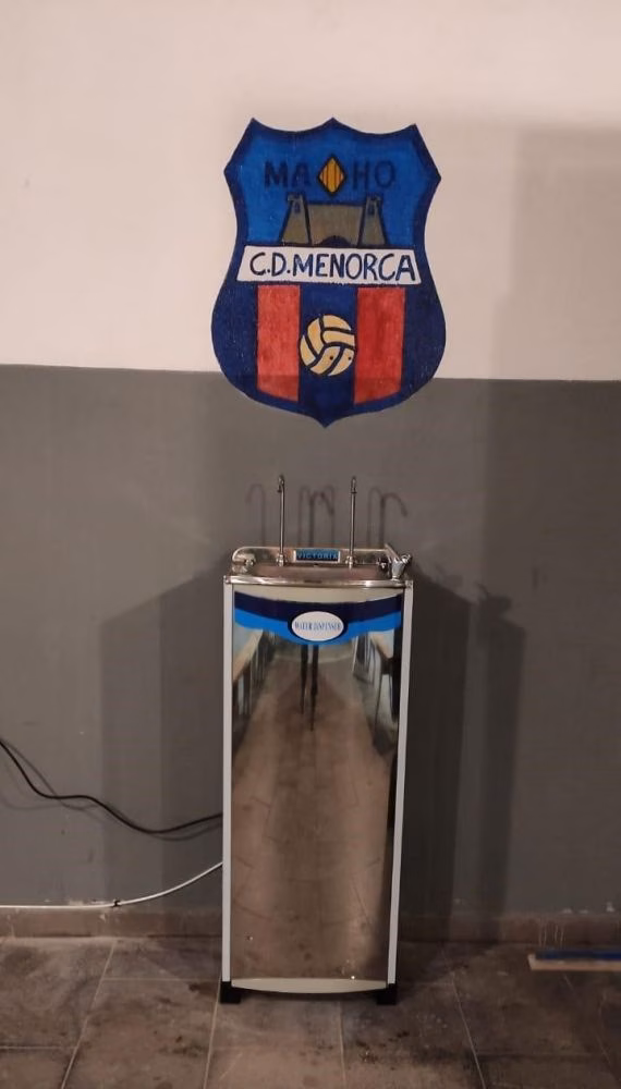 Fuentes de ósmosis en las instalaciones deportivas de Maó para eliminar los plásticos