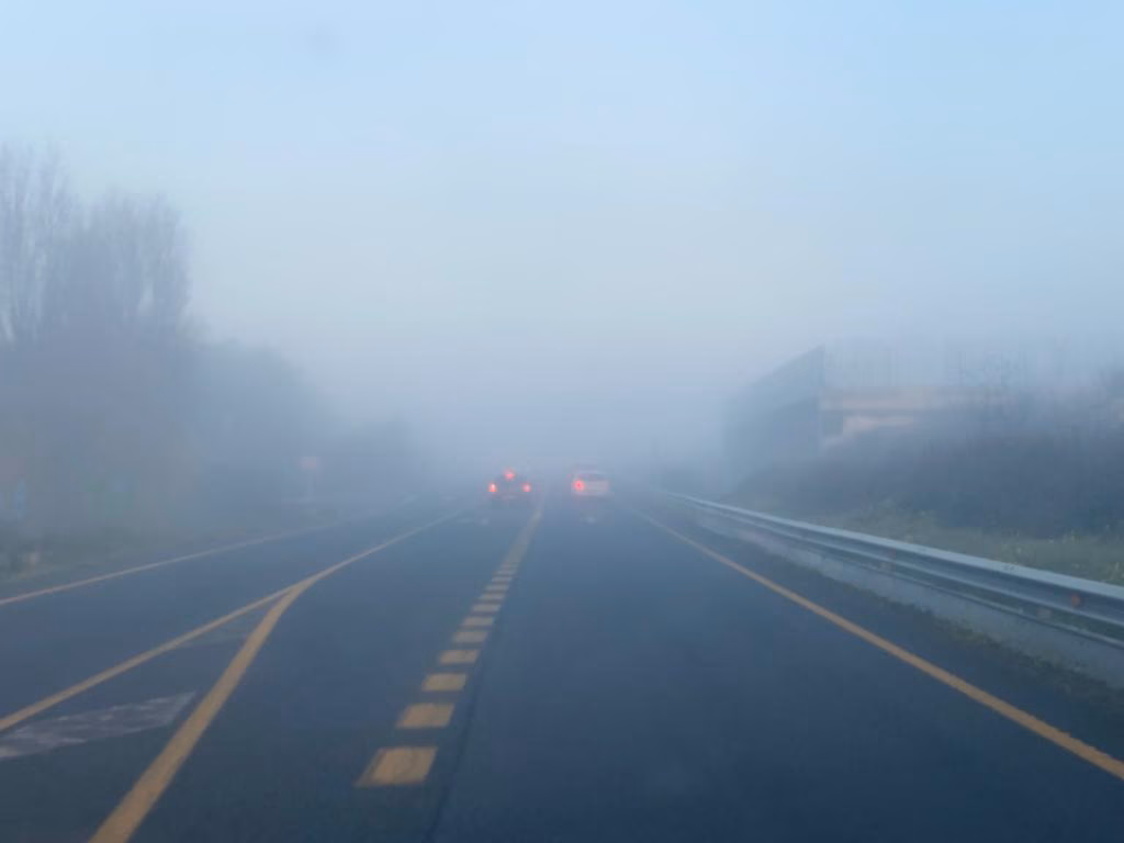 (Fotos) La niebla pone en peligro la circulación por la carretera general