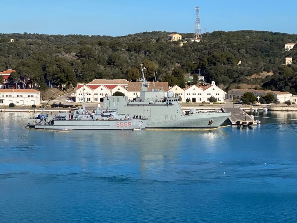 El patrullero de la Armada, Meteoro (P-41), atraca en el puerto de Maó