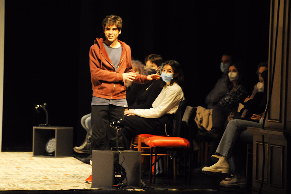 La premiada obra A.K.A. lleva al Principal a una reflexión