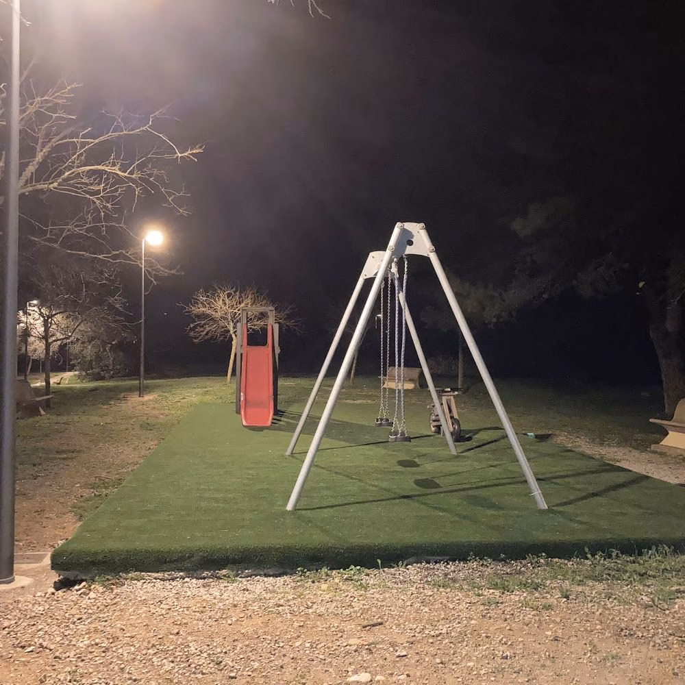 Es Castell renueva el alumbrado de los dos parques de Son Vilar