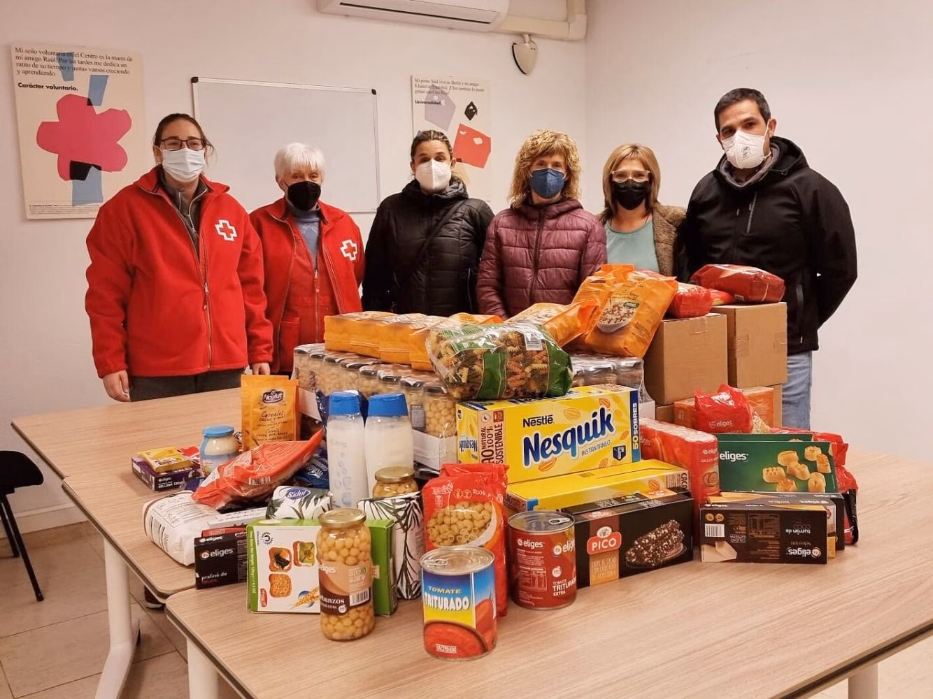 (La foto) Comerciantes solidarios en Es Castell