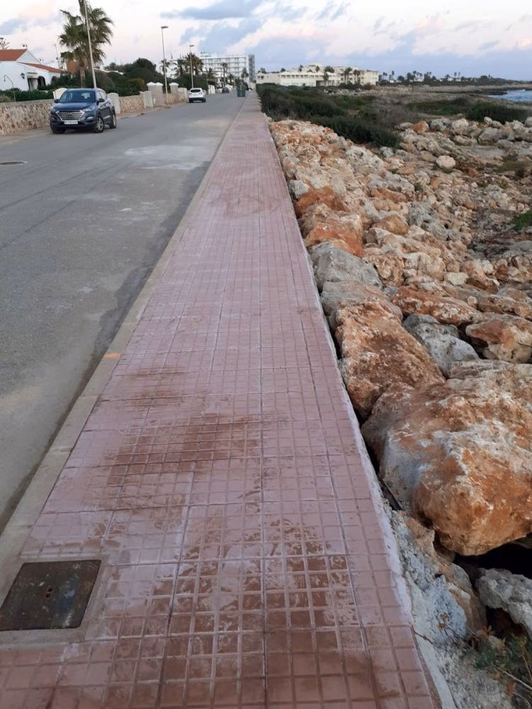 Reconstrucción de las aceras del Paseo Marítimo de Cala'n Bosch