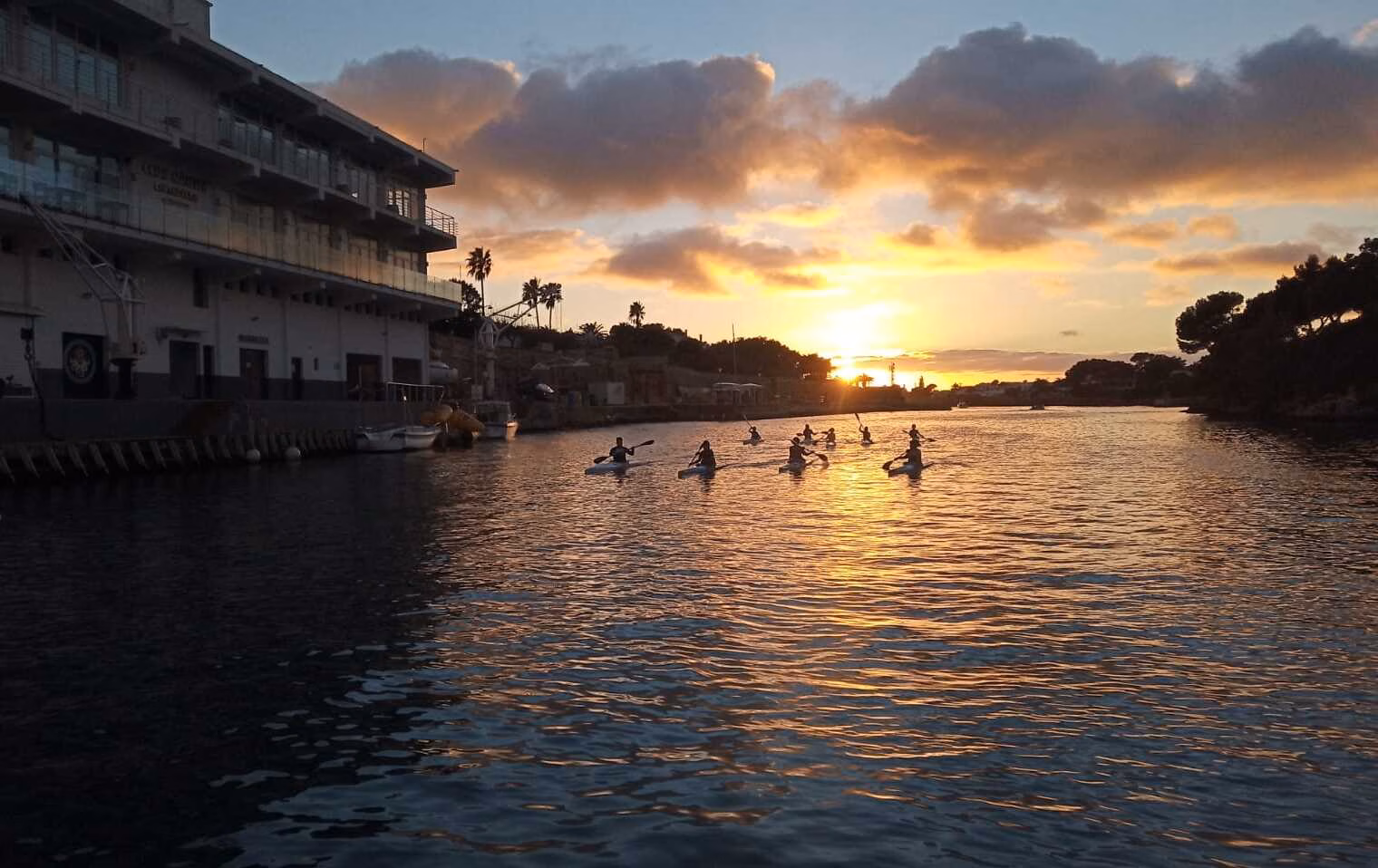 (La foto) Atardecer entre piraguas en Ciutadella
