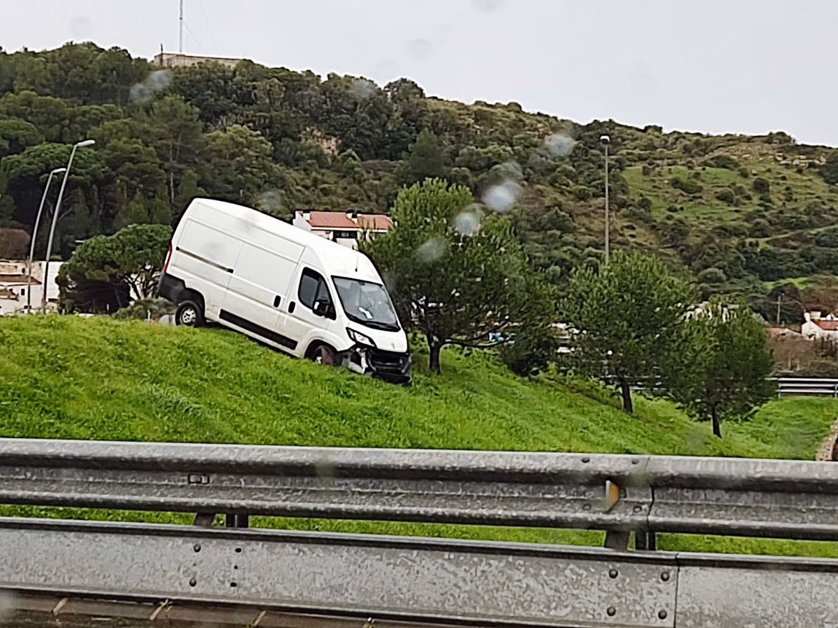 Ileso el conductor de la furgoneta que se ha salido de la vía en Ferreries