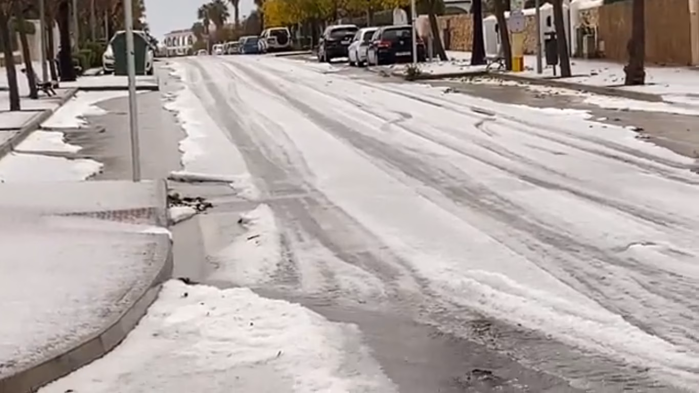 (Vídeos) Ciutadella se tiñe de blanco