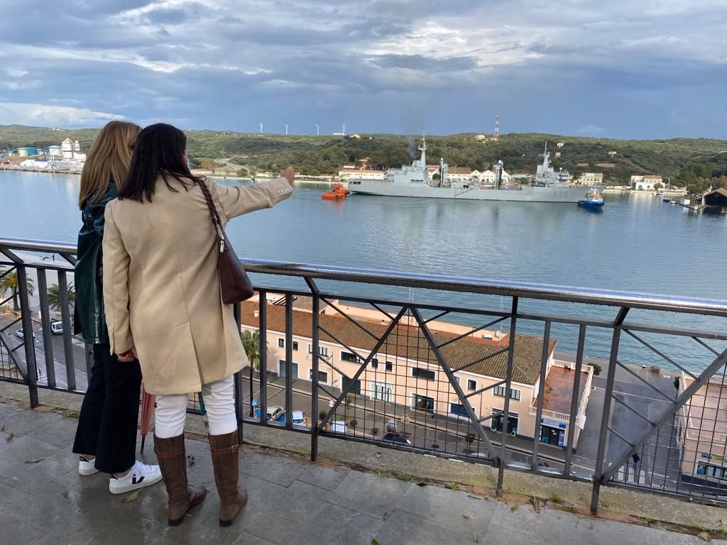 (La foto) El buque "Cantabria", de aprovisionamiento de combate, deja el puerto de Maó