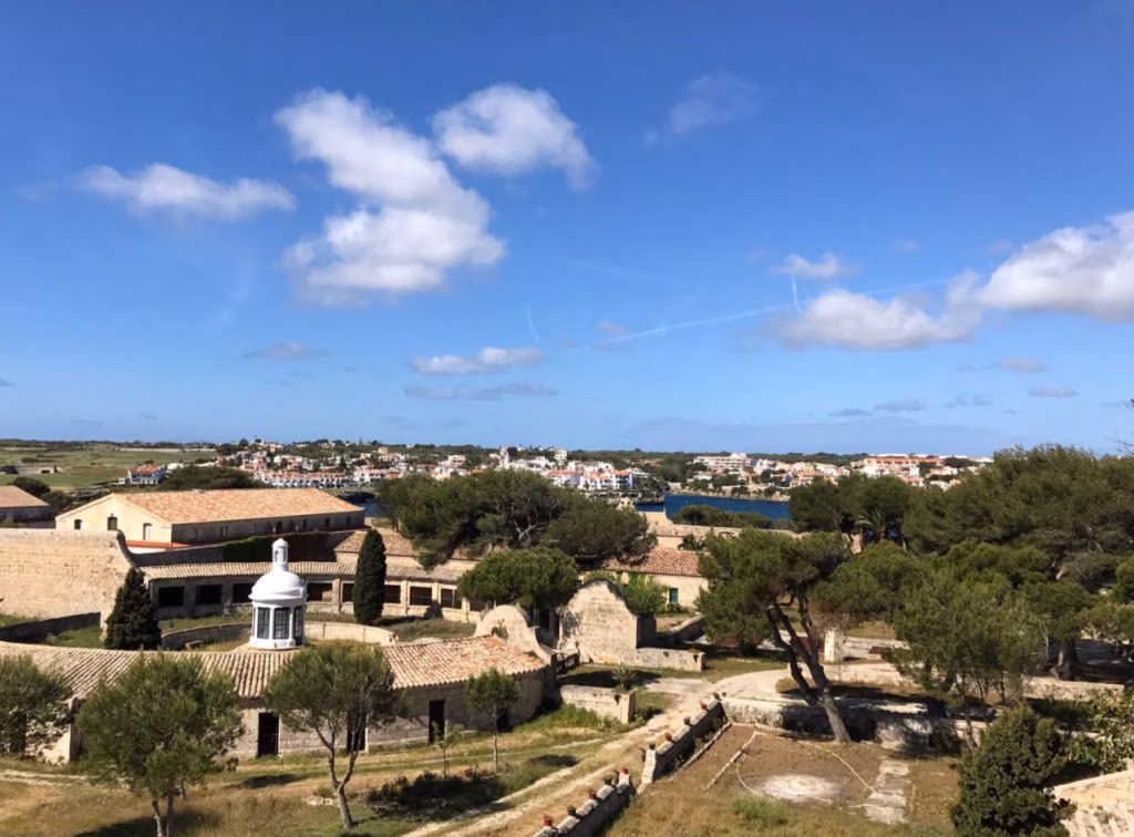 Una excursión con comida para conocer el Llatzeret de Maó